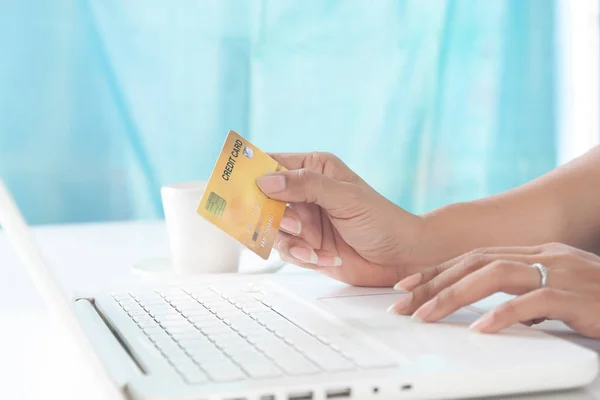 Woman hands using laptop and holding credit card. Shopping and lifestyle concept — Stock Photo, Image