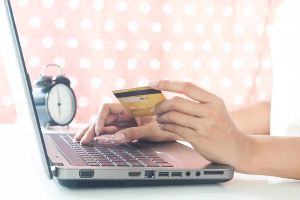 Hands using laptop and credit card. Smart technology. Online shopping — Stock Photo, Image