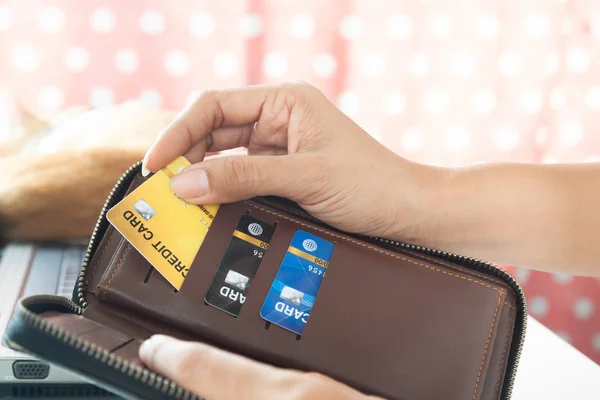 Woman hands holding purse and picking credit card. E-business payment concept — Stock Photo, Image