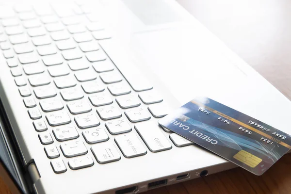 Close up credit card on laptop computer. Selective focus on keyboard. Technology, e-payment and gadget concept — Stock Photo, Image