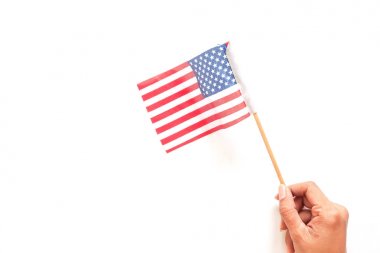 Beyaz arka planda Amerikan bayrağını tutan kadın. Bağımsız