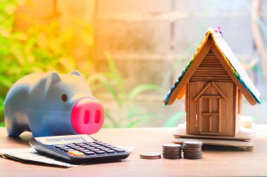 Sikke yığınları, ev modeli, hesap makinesi ve kumbara, konut için tasarruf planları