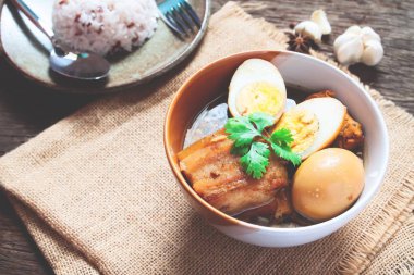 Yumurta, domuz ya da yumurta ve kahverengi soslu domuz eti.