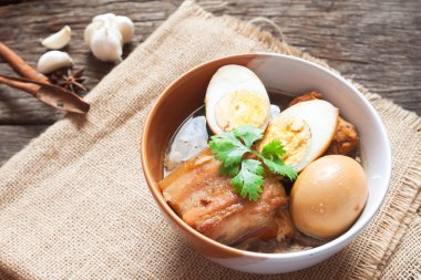 Yumurta, domuz ya da yumurta ve kahverengi soslu domuz eti.