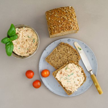 Ekmek domates fesleğen yayılması ile