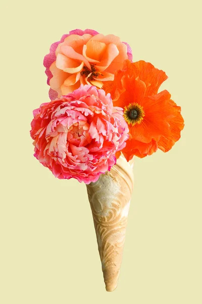 Cone de sorvete com três flores de papel crepe — Fotografia de Stock