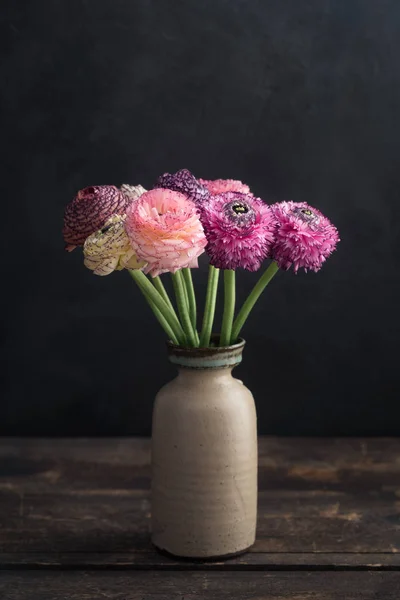 Ranunculus blommor i en vas — Stockfoto