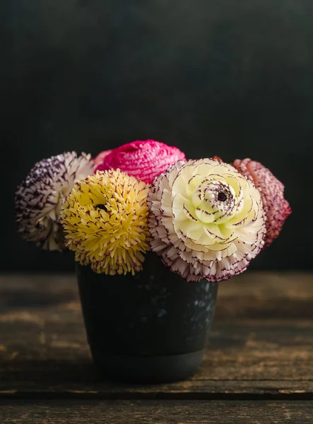 Ranunculus blommor i en vas — Stockfoto