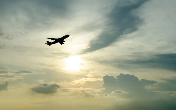 日の出背景を持つ飛行機の離陸 ロイヤリティフリーのストック写真