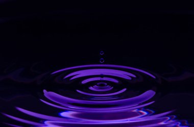 Mor renkli su damla sıçrama