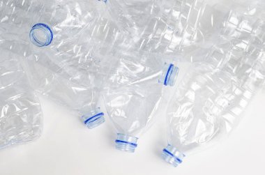 Geri dönüşüm için plastik şişeler