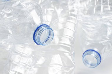 Geri dönüşüm için plastik şişeler