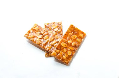 Beyaz arka plan ile tatlı Nut Barlar