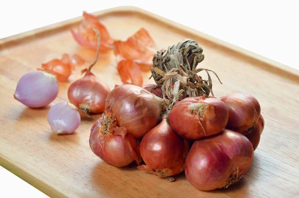 The shallot bunch on the wood plate — Stock Photo, Image