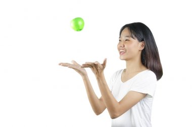 Genç bir kız ve beyaz arka planlı bir elma.