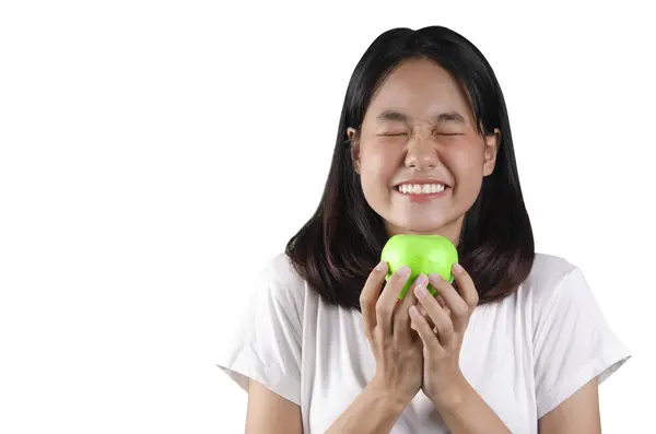 20 een Aziatische jonge vrouw met een groene appel met de witte BAC — Stockfoto