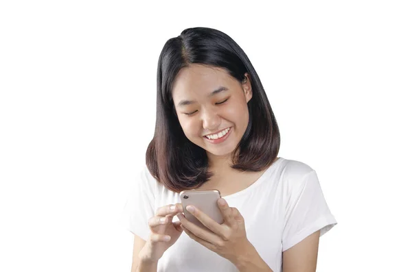 20代アジアの若い女性が白いバックグレッグで携帯電話をチェック ストック写真