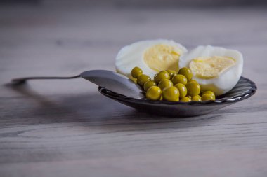 Kahvaltı yumurta ve bezelye