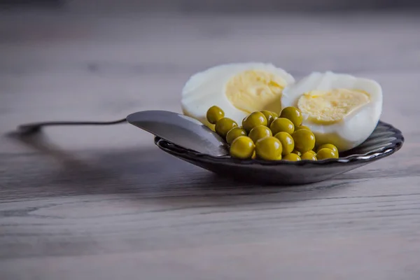 Kahvaltı yumurta ve bezelye
