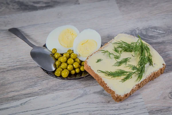 Breakfast. Egg, peas and bread — Stock Photo, Image