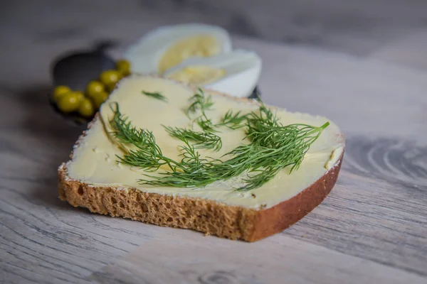 Kahvaltı. Yumurta, bezelye ve ekmek