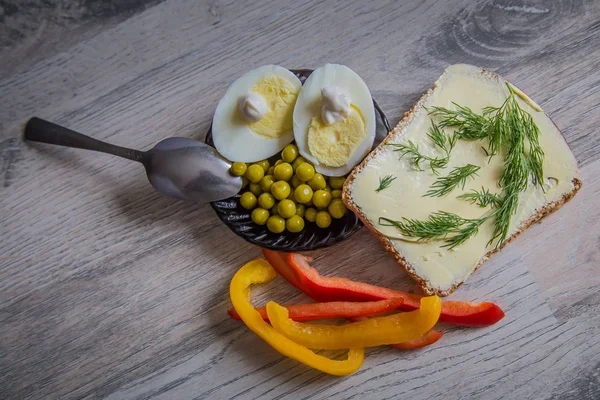 Kahvaltı. Yumurta, bezelye ve ekmek