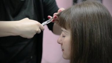 Kuaför saç modeli genç kız için yapar