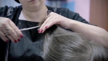 Kuaför saç modeli genç kız için yapar