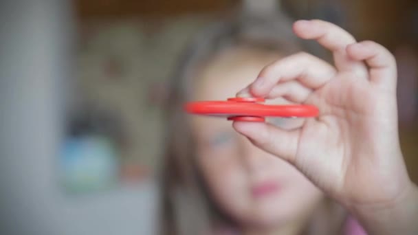 Menina brincando com spinner . — Vídeo de Stock