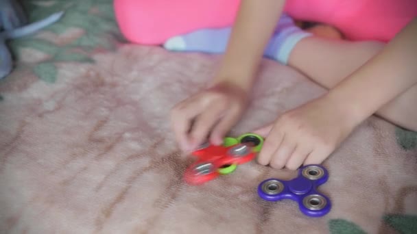 Menina brincando com spinner . — Vídeo de Stock