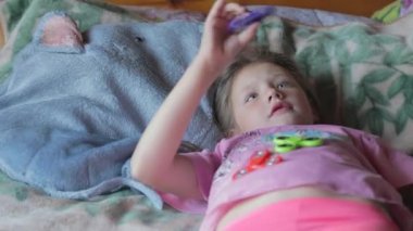 Küçük kız Spinner ile oynamak.