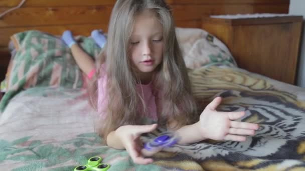 Meisje speelt met de spinner. — Stockvideo