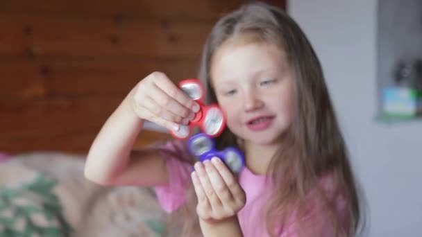 Meisje speelt met de spinner. — Stockvideo