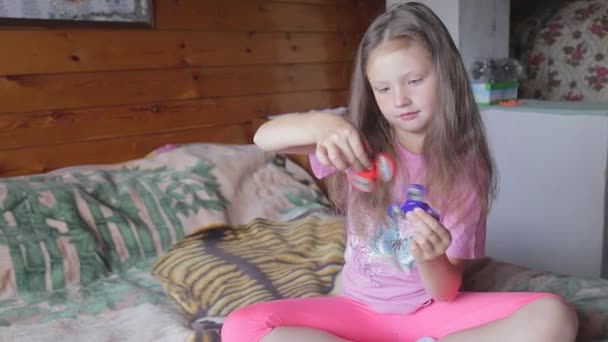 Meisje speelt met de spinner. — Stockvideo