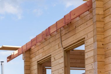 yeni konut inşaat ev çerçeve mavi gökyüzü karşı.