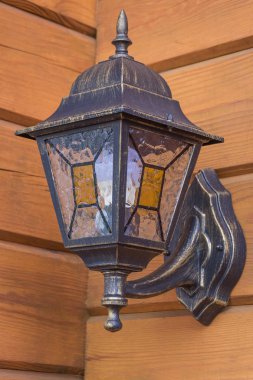 Ahşap ev güzel bir sokak lambası. Aydınlatma ve konfor.