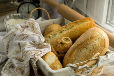 Ekmek sepeti oklava arkasında bir bez ile dekore edilmiş.