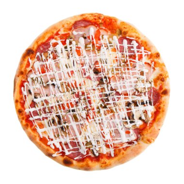 Güzel klasik İtalyan pizza jambon, sosis, mantar ve peynir beyaz arka plan üzerinde izole