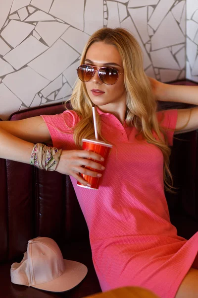 Mladá Krásná Žena Odpočívá Kavárně Pití Cola — Stock fotografie