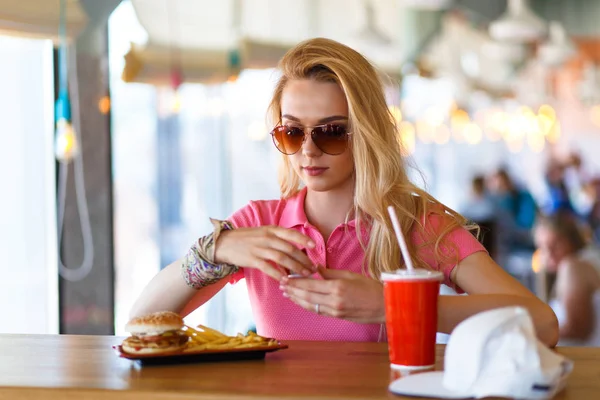 Joven Mujer Bonita Descansando Cafetería Comiendo — Foto de Stock