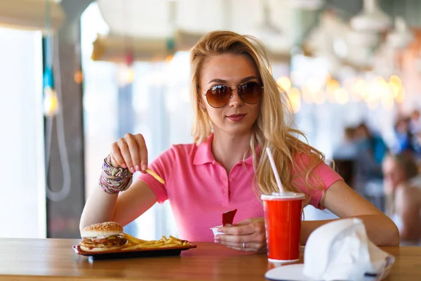 Young Pretty Woman Resting Cafe Eating — Stock Photo, Image