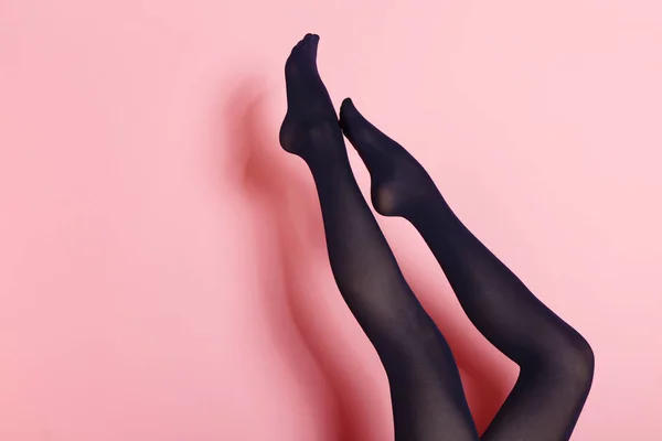 Ноги Молодої Білої Жінки Чорних Колготках Рожевому Фоні — стокове фото