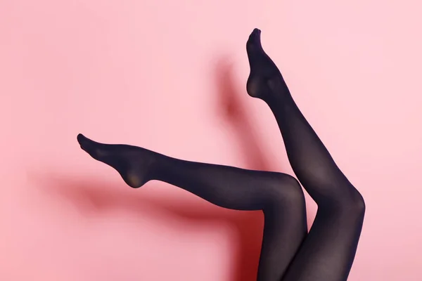 Benen Unga Kaukasiska Kvinna Svarta Tights Rosa Bakgrund — Stockfoto