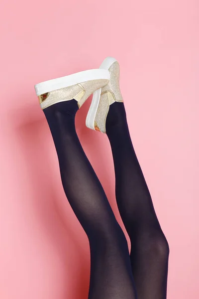 Piernas Mujer Joven Caucásica Medias Negras Zapatos Dorados Sobre Fondo — Foto de Stock