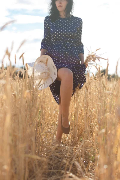 Jovem Bela Menina Morena Andando Campo — Fotografia de Stock