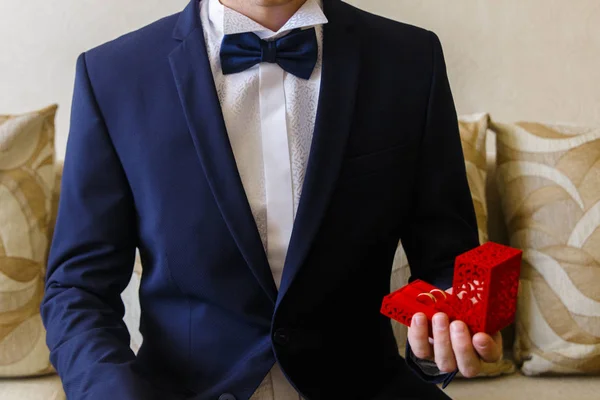 Man Blue Suit Holds Little Gift Box Wedding Rings — Stock Photo, Image
