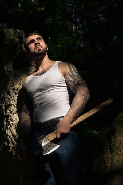 Portrait Jeune Bûcheron Élégant Avec Hache Forêt — Photo