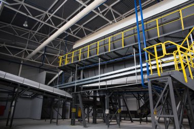 Atık ayıklama tesisinin merkezi taşıyıcısı. Daha fazla atık için geri dönüşüm ve depolama.