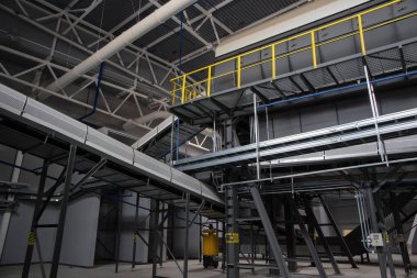 Atık ayıklama tesisinin merkezi taşıyıcısı. Daha fazla atık için geri dönüşüm ve depolama.