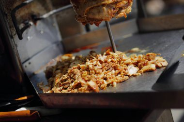 Bir shawarma yapmadan önce tükürmek dikey üzerinde et kavrulmuş